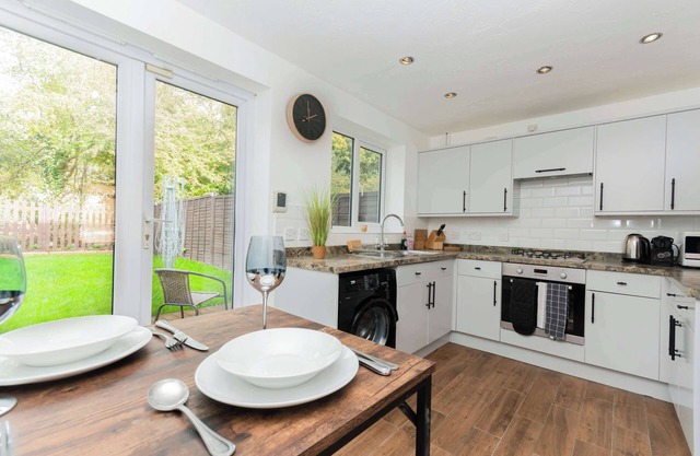 Modern and Bright 3 Bed Swindon Home with Parking
