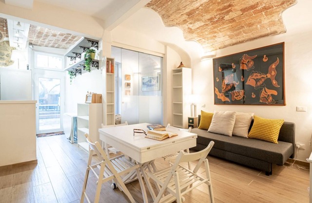 Modern and bright 45 sqm apartment with private patio, perfect for 4 people, located on the ground floor of a period building in good condition. The property is located in Oltrarno district, an extremely quiet and relaxing area, but at the same time very
