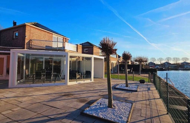 Modern and fully furnished detached dike house. This dike house is suitable for 6 people and has a c