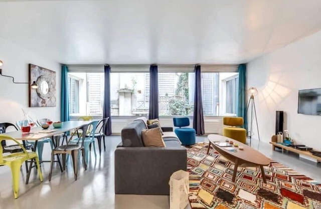 Modern and huge 3BD for 11 guests in Le Marais!