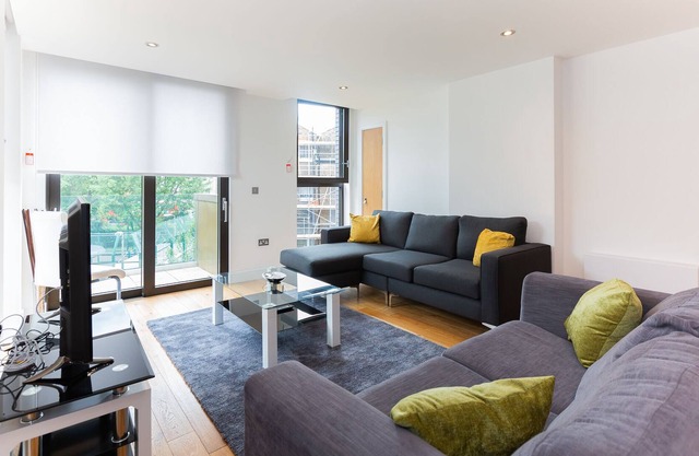 Modern and luxurious 2 bedroom 2 bathroom in London!