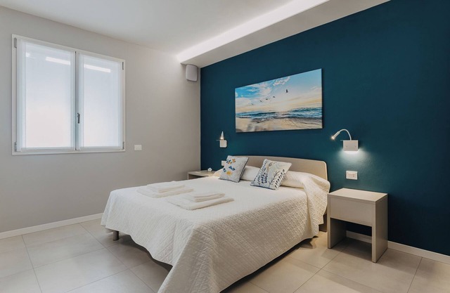 Modern apartment with pool just steps from the beaches of Lake Garda