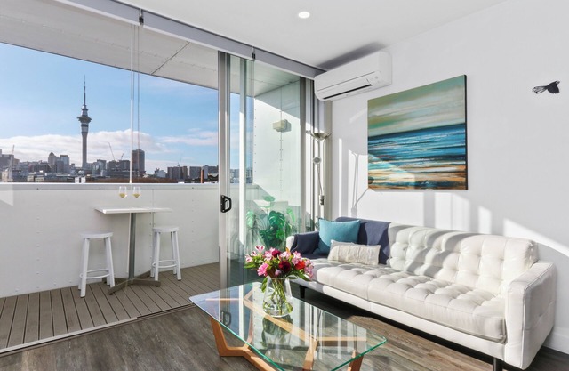 Modern apartment overlooking Victoria Park with Aircon and Carpark