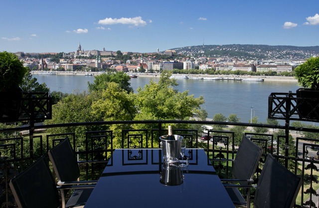 Modern apartment with a breathtaking view of the Danube and the mountains