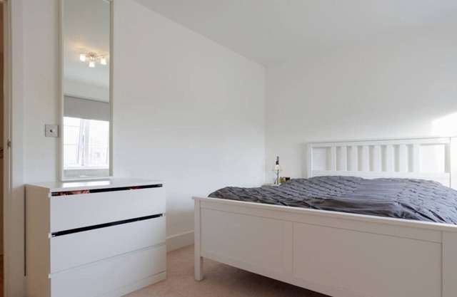 Modern Apt next to Station near Hampton Court