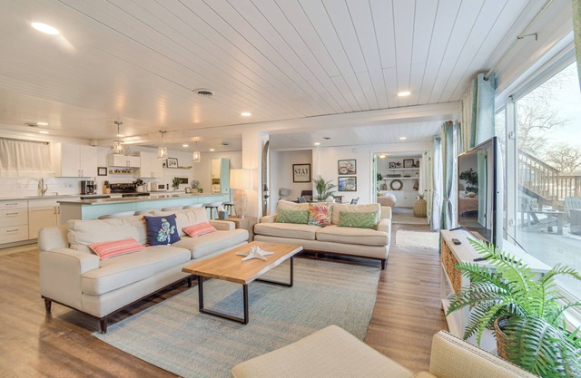 Modern Apt on Detroit Lake w/Dock Access!