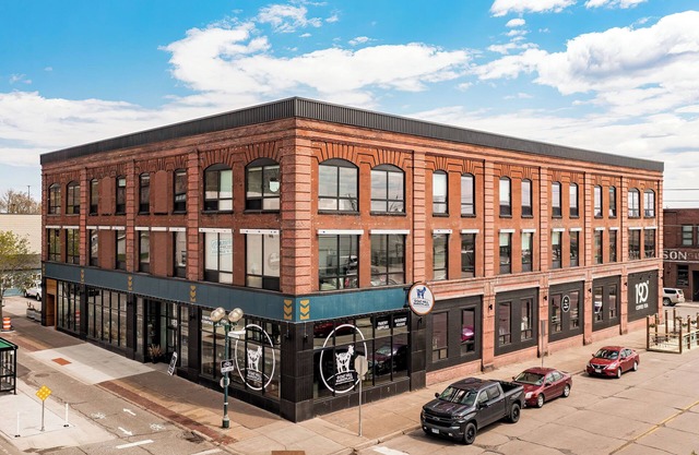 Modern Apt w/Gym, Elevator, Coffee Shop | 205