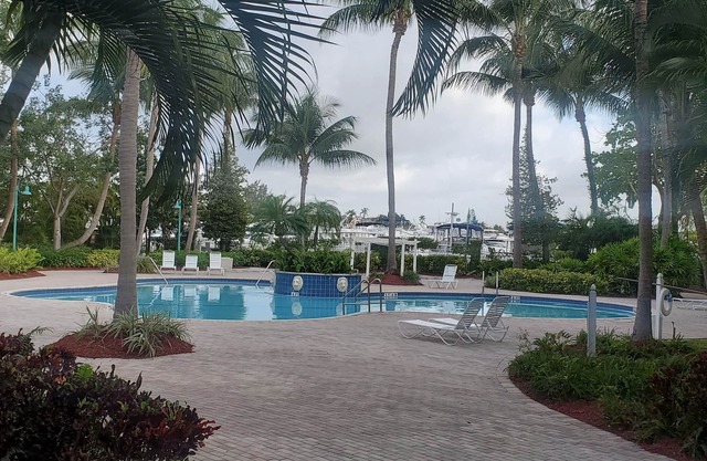 Modern Apt w/Marina view. WiFi, parking, tennis, playground and more!