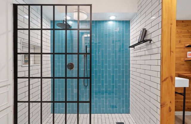 Modern Artsy Oak Lawn Oasis