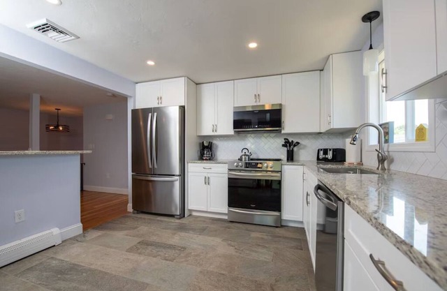 Modern Beach House - Just renovated 3 Bedroom Family Home