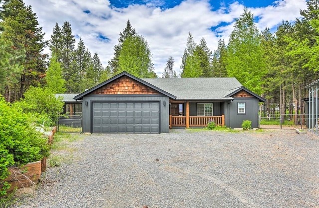 Modern Bend Retreat. Private Hot-tub. Fenced Yard. Pet-Friendly