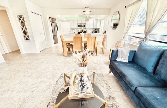Modern boho 2bed 2bath home, 8 mins to downtown cape and near beach.