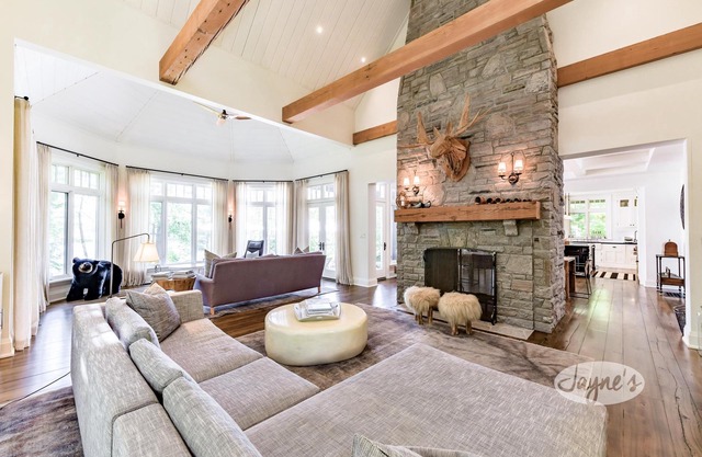 Modern 5 bdrm, 5 bath cottage on Lake Rosseau!