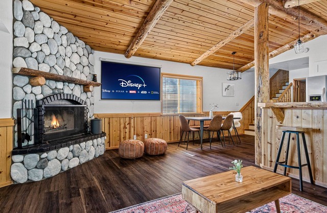 Modern Cabin: Hot Tub + Fireplace + A/C