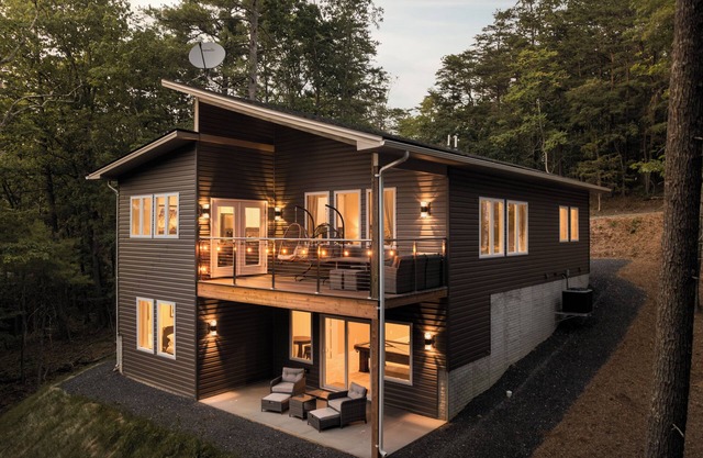 Modern Cabin Retreat minutes from lake and ski resort- Hot tub - Fire Pit