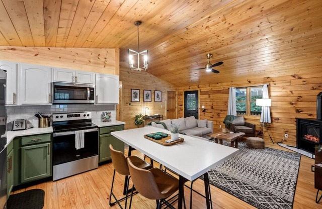 Modern Cabin w/Trail to Waterfall/Cave/Cliff (TF)