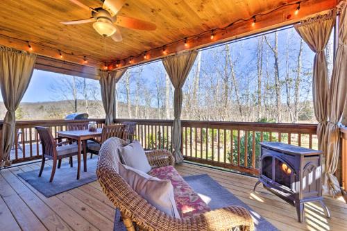 Modern Cabin with Deck, Grill and Chinquapin Amenities
