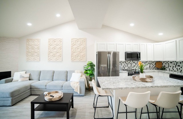 Modern Central Gem near UofA, UMC, TMC, downtown: 2 King Beds & Chef's Kitchen