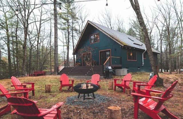 Modern Chalet with Hot Tub & Fire Pit at Lake Wallenpaupack
