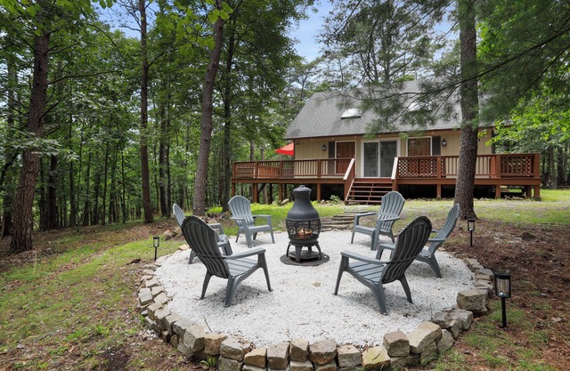 Modern Chalet with Hot Tub, Fire Pit & Mountain Views in Basye, VA