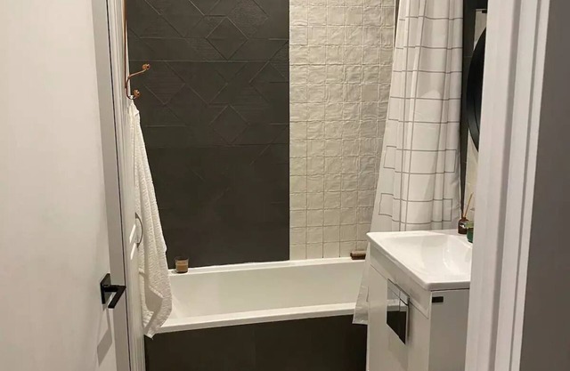 Modern chic 2BD w/office TV room & garden