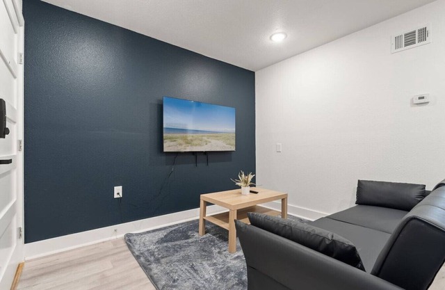 Modern & Chic Apartment in Downtown w/Parking