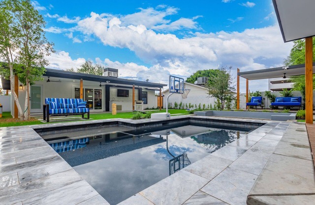 Modern Chic Downtown 3BD 3BR with Pool and Spa