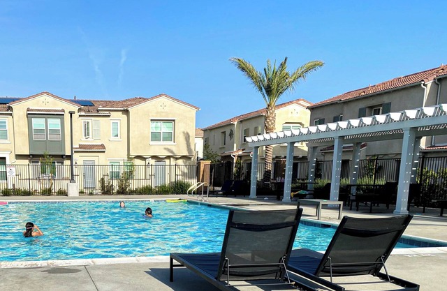 Modern Chic Home w Shared Pool by Kaiser Speedway - Honest Homes