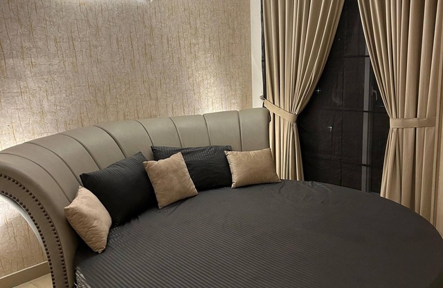 Modern Circular Retreat , Self Check-In, AirConditioning, Loveliest Space