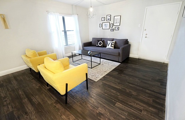 Modern Comfort + Dallas City Flat