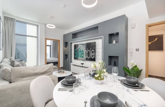 Modern Comfort in a Spacious Apartment - Suiteable