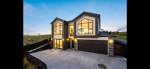 Modern Comfort in Long Bay near Beach & Cafes