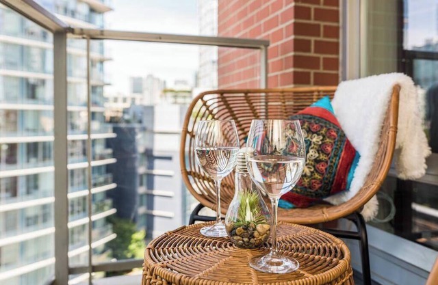 Modern & Comfy in Downtown ~ Views ~ Pool