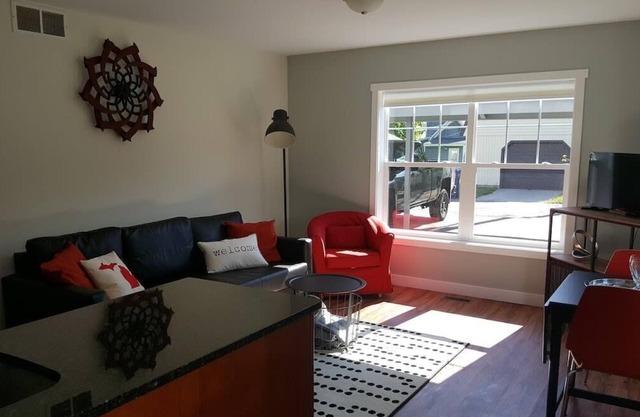 Modern Condo by State Hospital!- Elmwood