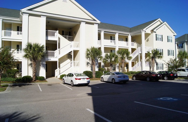 Modern Condo near Beach w/WiFi, Resort Pools, Whirlpools, Game room & Gym