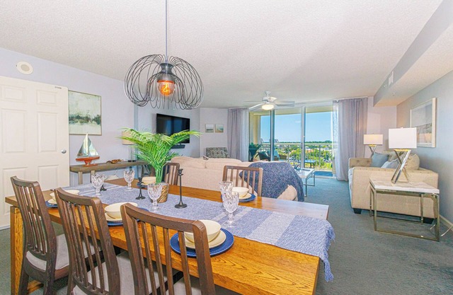 Modern Condo @ Yacht Club Villas