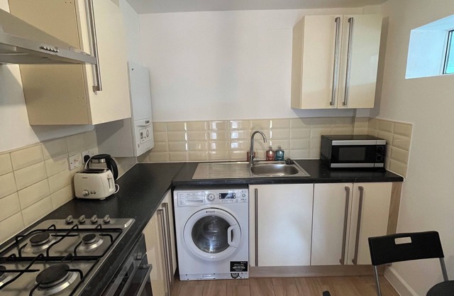 Modern Convenience | 2 Bed | Nearby London Airport