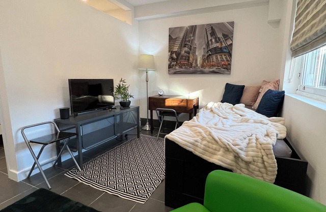 Modern & Cosy Flat in Egham – Close to Royal Holloway Uni, Windsor & London