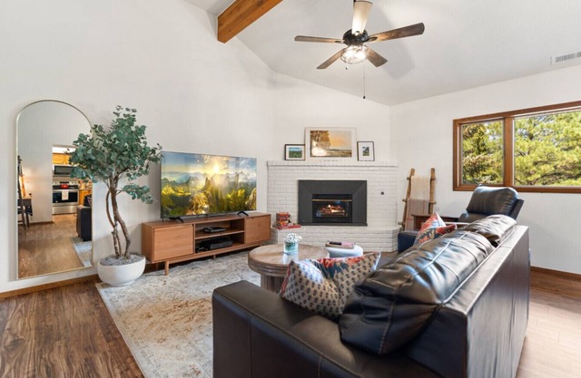 *Modern Country Club Condo*A/C*Back Deck*Xbox*Pet friendly*