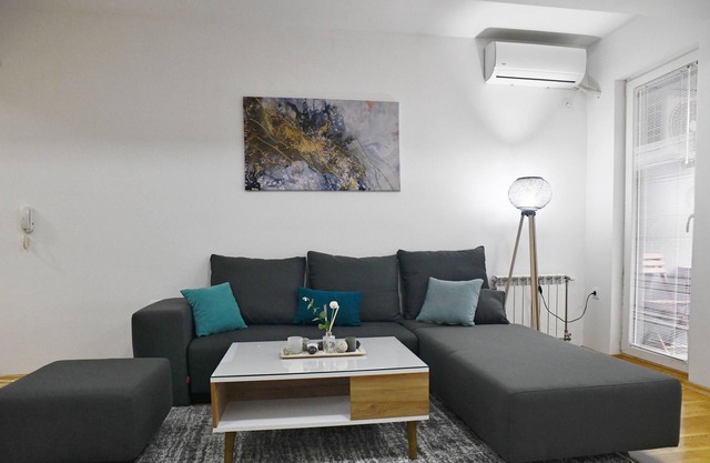 Modern & Cozy near City Center ~ Balcony ~ Parking