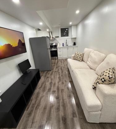 Modern & cozy one Bedroom Basement Suite with Kitchen and parking- sleeps 4