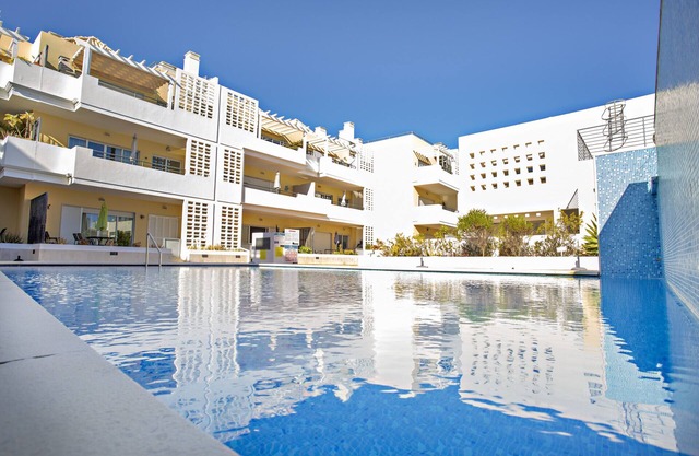 Modern, cozy apt with pool access