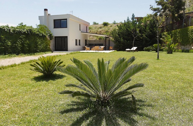 Modern cube Villa with garden