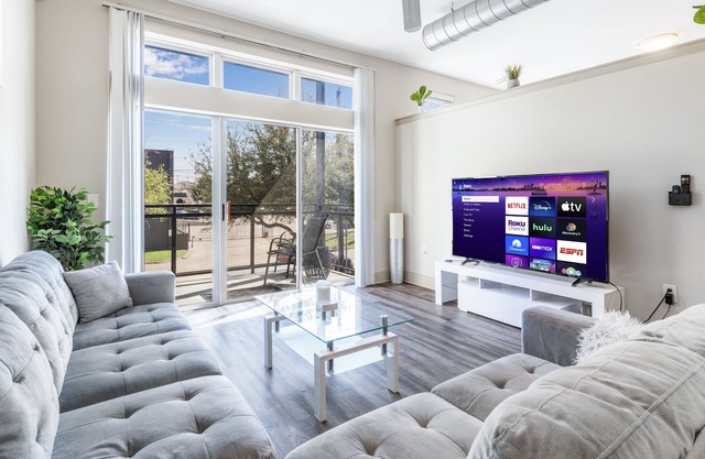 Modern Dallas 1Br Condo King Size Bed/Pool/Gym/Rooftop