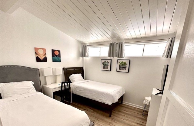 Modern Disneyland House 2 Bedrooms 2 bath