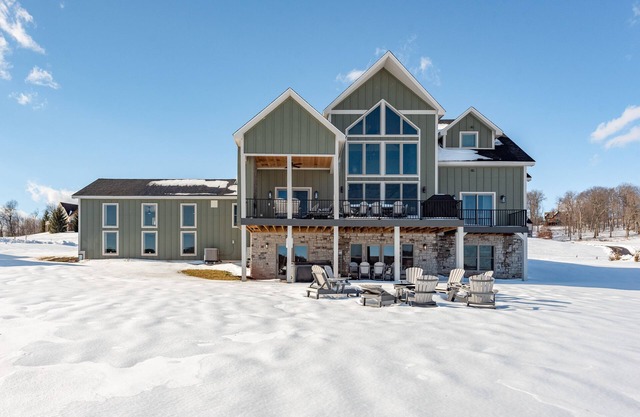 Modern Dog Friendly Lodge w/Pool & Hot Tub