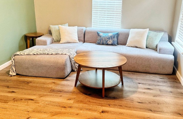 Modern Downtown 1-Bedroom Pet-Friendly Stay with Yard