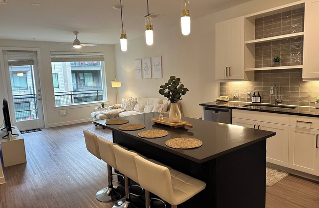 Modern Downtown Dallas Retreat - Sky Lounge Views + Pool + Gym - Prime Location!