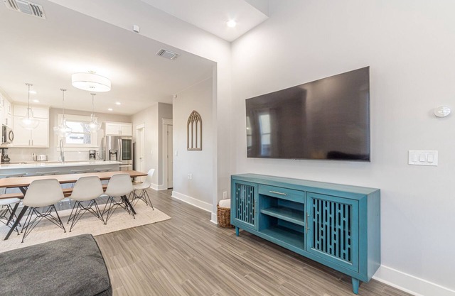 Modern Downtown retreat, walk to the Convention Center & Riverwalk