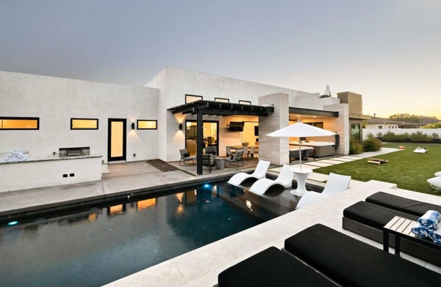 Modern Dream Home Heated Pool Hot Tub 6BR 9 Beds